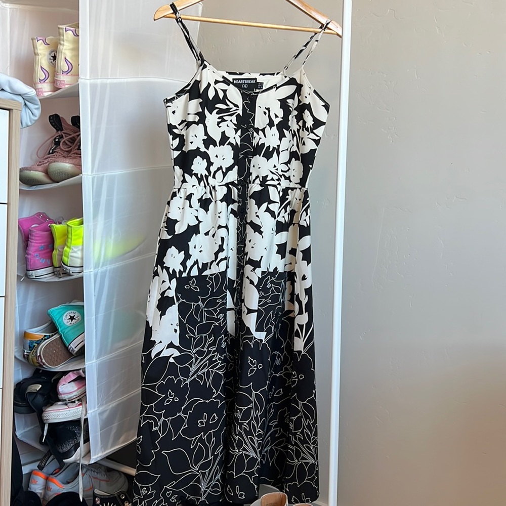 ASOS black & white floral dress. Size 6. Condition: lightly used